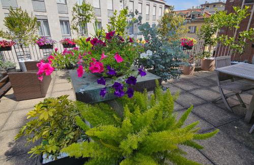 Exclusive top floor 2-bedroom flat - Photo 2