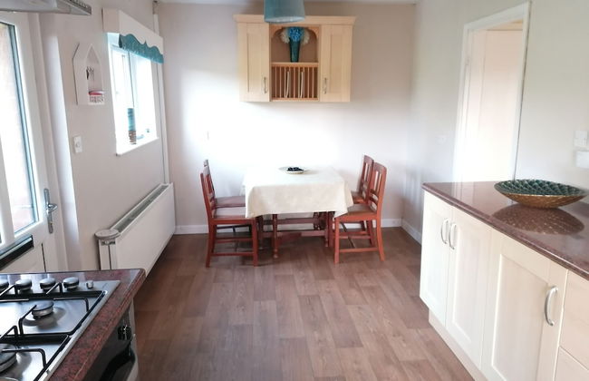 Lovely 2-bed Cottage in Pencarreg - Photo 5