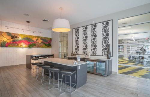 Modern 2BD DT - Balcony, Gym, W-D, Parking - Sleeps 8 - Photo 16