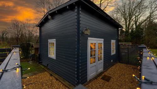 Walliswood Lodge - Wood Burner, Air Con & Wi-fi, Rural Retreat - Photo 4