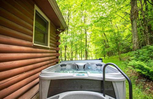 Picturesque Riverside Cabin with Fireplace and Porch - Foto 11