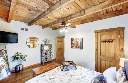 Large Log Cabin Chalet w/ Hot Tub - Horses & Lake! - Foto 10