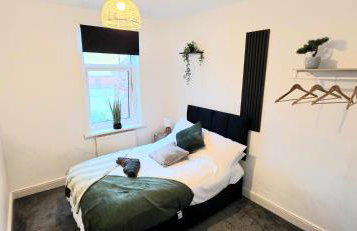 Elegant 3BR Family-Friendly - Sleeps 5 - Fast WiFi -Parking - Netflix - Photo 9