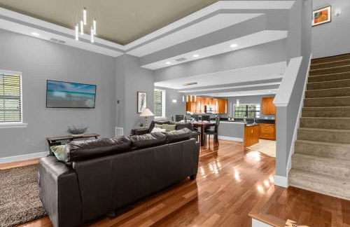 Cozy & Elegant 4BR Enchanted Townhouse - 1 Mile to Disney with Resort Pool, Gym, & Jacuzzi - Photo 15