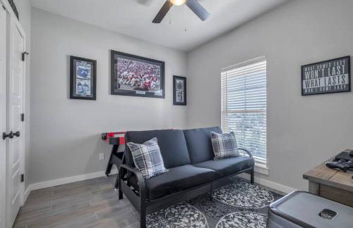 Just Like Home #6: Norman: It's Game Time (campus) - Foto 37