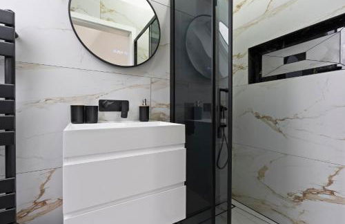 Beautiful Home, Free Parking For Large Groups Sleeps 10 Book Now! - Foto 40