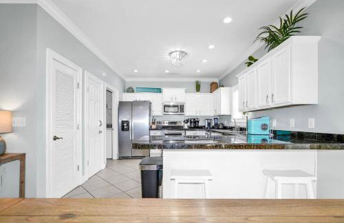 Two Homes, Private Pool, Game Room & Steps to the Beach - Foto 24