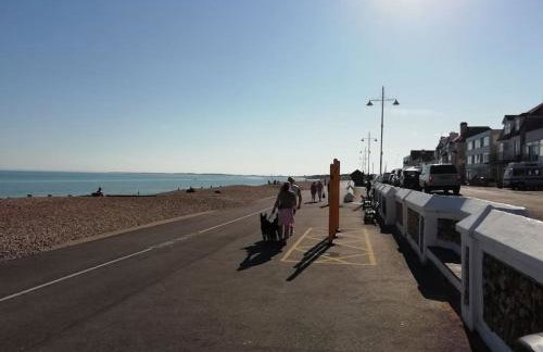 1 Bed Bognor Apartment 300 yrds from beach - Photo 11