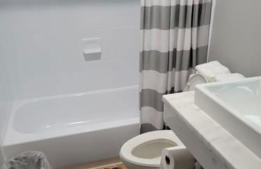 Spacious Industrial split level with a Balcony - Photo 8