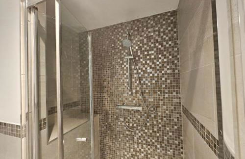 StayZen Apartments - Private Garden & Free Parking Ground Floor Central Woking - Business & Leisure - Photo 21