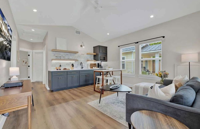 The Grove D With Hot Tub & King Beds - Walk to Main - Foto 13