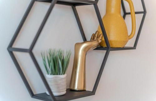 Luxuary 2BR Apt Sleeps 9, Wembley and Park Views - Photo 13