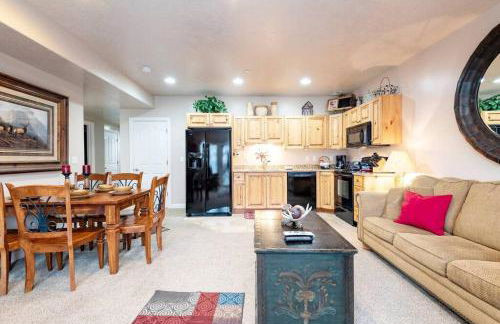 Lakeside Escape 2 BR with Hot Tub - Foto 8