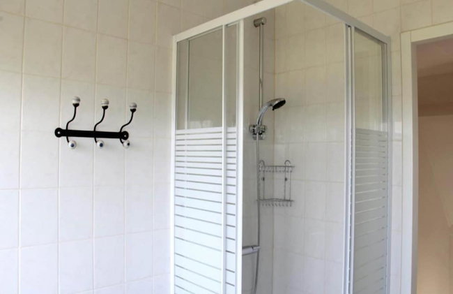 Appealing Bungalow With Garden - Photo 48