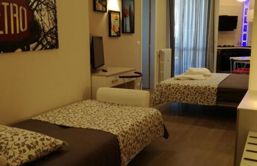 Metro Apartment - Photo 16