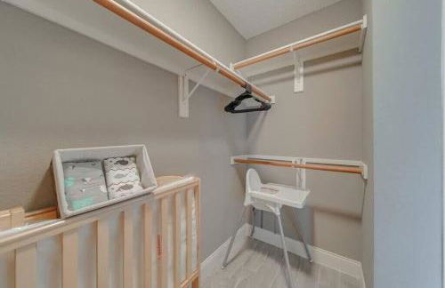 Deluxe Poolside Home, Modern 5BR with Gaming Room - Foto 23