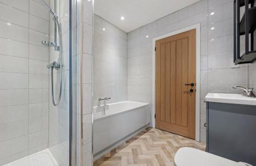 High-Spec Home, Office, SkyTV - for Families, Relocators & Contractors - Foto 6