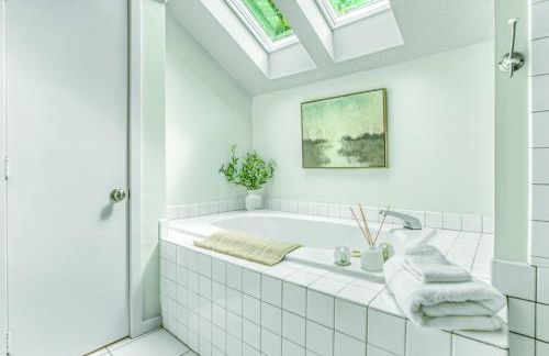 7 Bdrm, Pickleball, Bball, HotTub, FirePit, Golf! - Foto 44