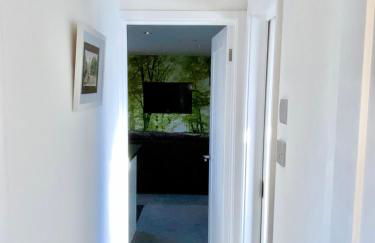 THE HIDEAWAY - LUXURY SELF CATERING COASTAL APARTMENT with PRIVATE ENTRANCE & KEY BOX ENTRY JUST A FEW MINUTES WALK TO THE BEACH, SOLENT WAY WALK, SHOPS and many EATERIES & BARS - FREE OFF ROAD PARKING,FULL KITCHEN, LOUNGE,BEDROOM , BATHROOM & WI-FI - Foto 22