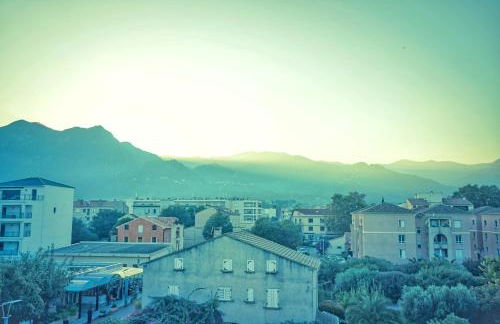 Studio cosy les pieds dans l'eau, climatisé, Parking privé, Vue montagne - Foto 8