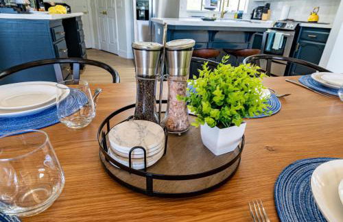 Secluded Mtn Top Family Haven w/Views Spa & Arcade - Photo 17