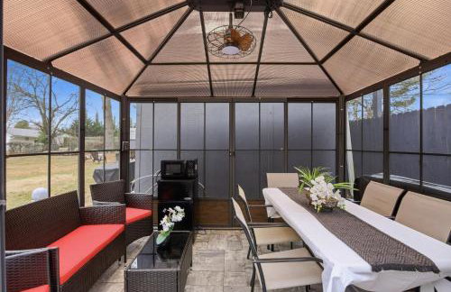 Stylish Hot Tub Retreat with Ping Pong home - Foto 60