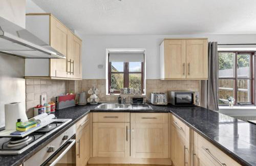 Detached House - Prime Location - Free Parking, Fast Wifi and Smart TVs with Sky TV and Netflix by Yoko Property - Foto 20