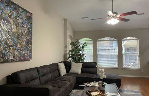 Lovely Woodlands home w/heated pool and spa! - Foto 54