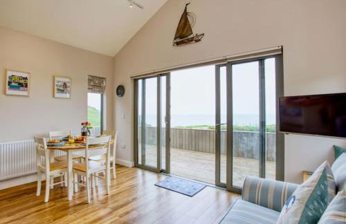 Beautiful Seaside Holiday Home - Photo 19