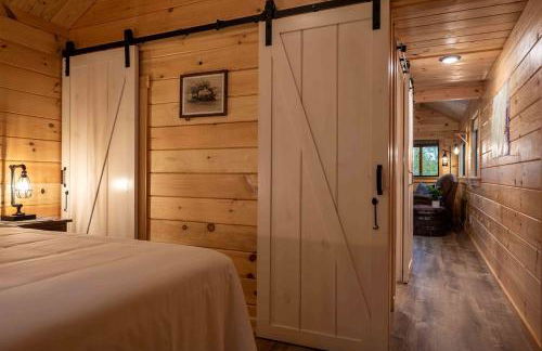Cozy Log Cabin with a Hot Tub near Seneca Rocks, West Virginia - Perfect for a Romantic Glamping Getaway to the Mountains - Foto 17