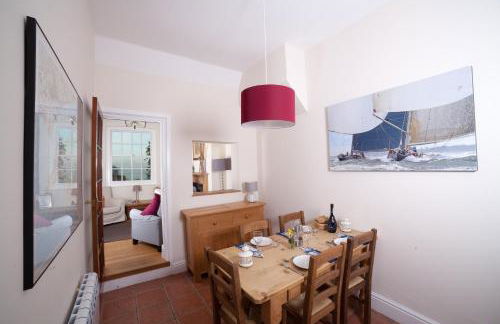 Fort Victoria Cottages - Sea View Cottage - Photo 8