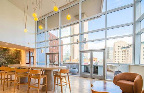 Stylish 1BR HighRise DT, Parking, Pool, Gym, W-D, Golf - Foto 14