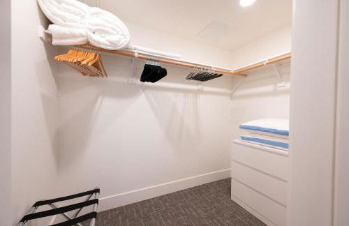 Downtown-Elevator-King Bed-Garage Parking-Laundry - Foto 40