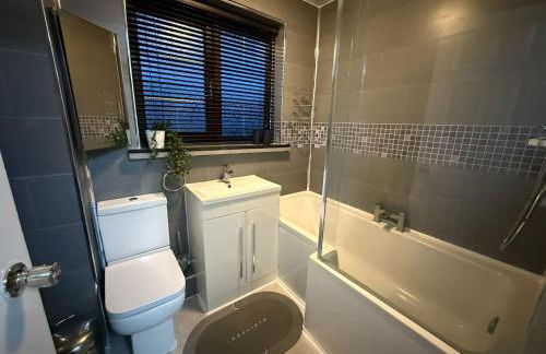 Stylish & Cosy Home in Bridgend with free parking - Photo 16