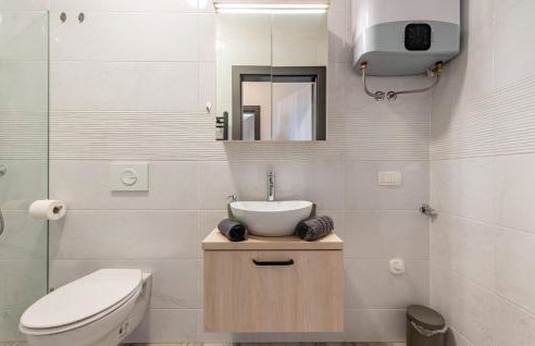 Gorgeous Apartment In Prizna With Wifi - Photo 18