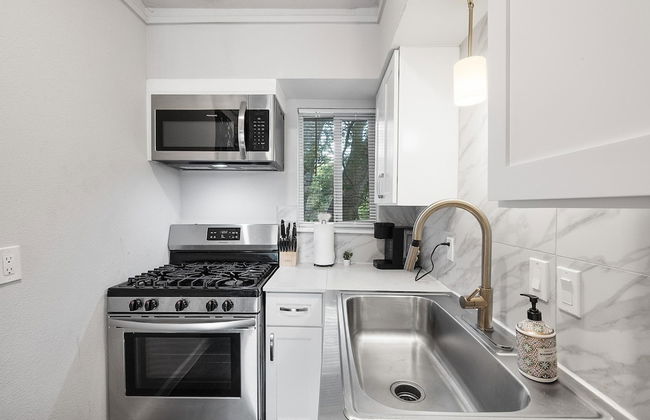 Stylish 1BR Zilker Evonify - Photo 33