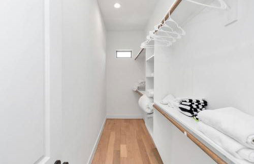 Tranquil Downtown Escape with Backyard - Photo 60