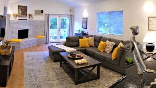 Stylish 4 Bedroom Home Near Venice Beach with Backyard BBQ - Photo 3