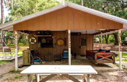 Spacious Cabin for a Group Getaway Overlooking Junior Lake in Florida - Foto 31