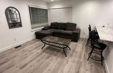 2BR Gem: Modern Comfort & Style - Foto 2