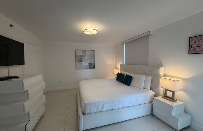 Luxurious 3BR Condo with Pool in Brickell - Foto 65