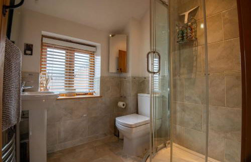 Apple Tree Cottage - Cosy 2 Bed with Deluxe HOT TUB & Log Burner - Photo 11