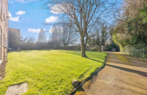 Luxury 2 Bedroom Apartment with Free Parking Opposite Queen Elizabeth Hospital - Photo 23