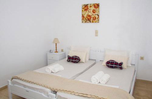 white house by the sea - Photo 45