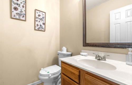 Spacious 3BR Retreat Perfect for Groups Near Downtown - Foto 11