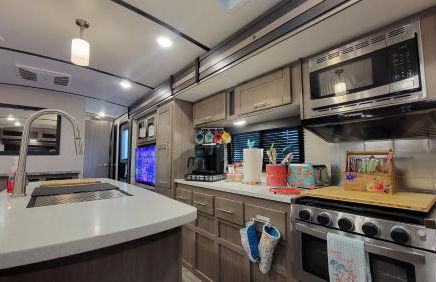 River RV, Romance Glamping Pup Paradise Riverside - Foto 13