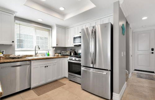 Beach Escape with Patio! 2 Min Walk to Sand & Surf - Foto 37