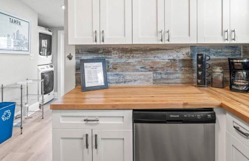 BeeKeeper's Inn - Beautifully Renovated 1929 Bungalow with 2 Bedrooms on Brick Street near Tampa's Attractions - Foto 16