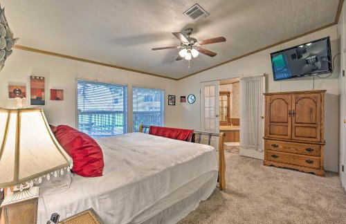 Cedar Creek Lake Access Retreat with Deck - Foto 11