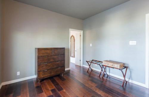 Remodeled Historic Lakefront Gem Overlooking Lake Travis and Jones Brothers Park *Great for Families and Groups* - Foto 17